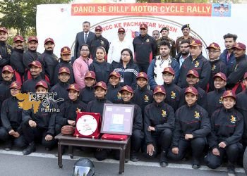 दांडी से दिल्ली तक एनसीसी मोटरसाइकिल रैली को हरी झंडी दिखाकर रवाना करते मुख्यमंत्री