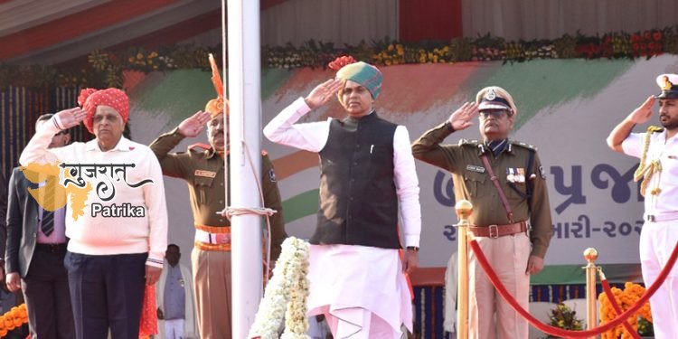 राज्यपाल श्री आचार्य देवव्रतजी ने बोटाद में आयोजित 74वें गणतंत्र दिवस समारोह में राष्ट्रीय ध्वज फहराकर सलामी दी।