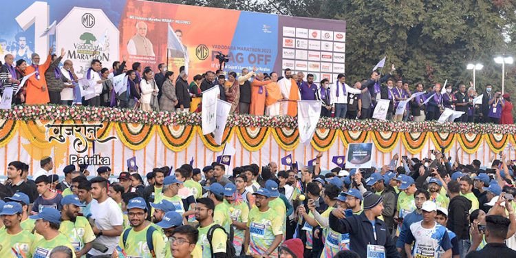 मुख्यमंत्री श्री भूपेंद्रभाई पटेल ने वड़ोदरा मैराथन के दसवें संस्करण का उद्घाटन किया