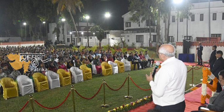 मुख्यमंत्री ने गुजरात के वर्ग-4 के कार्यकर्ताओं से सीधा संवाद किया और स्नेहपूर्ण भोज किया