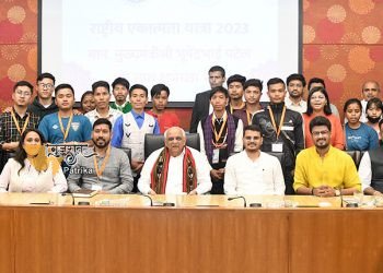 मुख्यमंत्री के दौरे के दौरान एबीवीपी की राष्ट्रीय एकता यात्रा में भाग लेते पूर्वोत्तर भारत के युवा