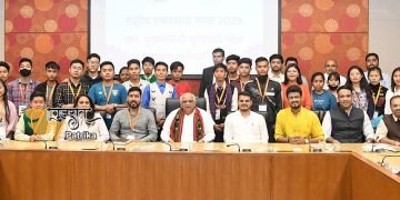 मुख्यमंत्री के दौरे के दौरान एबीवीपी की राष्ट्रीय एकता यात्रा में भाग लेते पूर्वोत्तर भारत के युवा