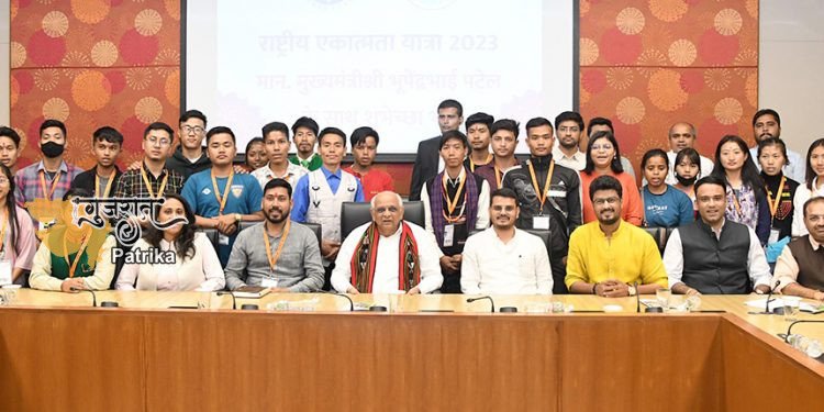 मुख्यमंत्री के दौरे के दौरान एबीवीपी की राष्ट्रीय एकता यात्रा में भाग लेते पूर्वोत्तर भारत के युवा