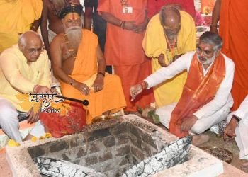 विश्व कल्याण के लिए द्वारका में हो रहा श्री लक्ष्मी नारायण नवकुंडी महायज्ञ, मुख्यमंत्री ने दिया प्रसाद