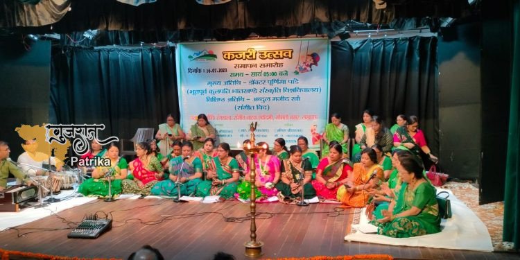 आमोद आश्रम ‘ संस्था के तत्वाधान में 1/16 विभव खण्ड के हॉल में कजरी लोक गीत kajri folk songs की कार्यशाला का आयोजन किया