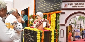 गुज कुम ने यह स्मारक राजकोट के ज़वेरचंद मेघानी परिमारी स्कूल में समर्पित किया है।