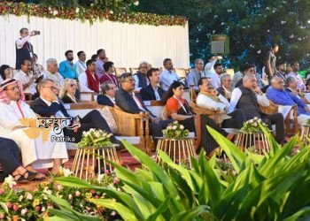 गुजरात के गौरवशाली मोढेरा सूर्य मंदिर के दर्शन के अवसर पर मुख्यमंत्री श्री गोलमेजी परिषद के प्रतिनिधियों के साथ शामिल हुए
