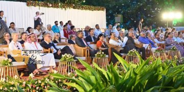 गुजरात के गौरवशाली मोढेरा सूर्य मंदिर के दर्शन के अवसर पर मुख्यमंत्री श्री गोलमेजी परिषद के प्रतिनिधियों के साथ शामिल हुए