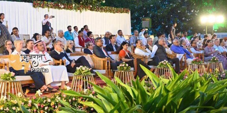 गुजरात के गौरवशाली मोढेरा सूर्य मंदिर के दर्शन के अवसर पर मुख्यमंत्री श्री गोलमेजी परिषद के प्रतिनिधियों के साथ शामिल हुए