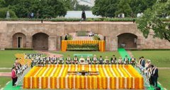 जी20 राष्ट्रों के नेताओं ने राजघाट पर महात्मा गांधी को श्रद्धांजलि अर्पित की