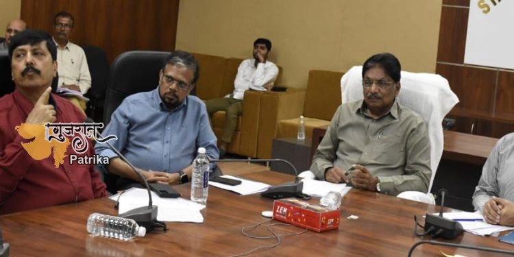 राज्य भर में भारी बारिश के बाद स्थिति की व्यापक समीक्षा और प्रशासन द्वारा किए गए बचाव और राहत उपायों पर गांधीनगर में एक उच्च स्तरीय बैठक आयोजित की गई।