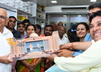 मुख्यमंत्री श्री भूपेन्द्र पटेल ने गांधी जयंती पर खादी खरीदी