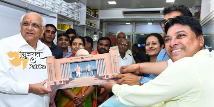 मुख्यमंत्री श्री भूपेन्द्र पटेल ने गांधी जयंती पर खादी खरीदी