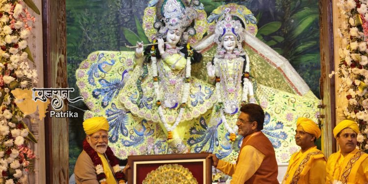 प्रधानमंत्री ने उत्तर प्रदेश के मथुरा में श्री कृष्ण जन्मभूमि मंदिर में दर्शन और पूजा-अर्चना की