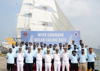 कोच्चि में भारतीय नौसेना अंतर कमान महासागर नौकायन दौड़ को हरी झंडी दिखाकर रवाना किया गया