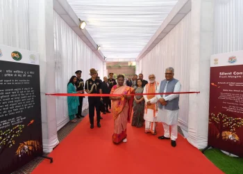 राष्ट्रपति ने “साइलेंट कन्वर्सेशन: फ्रॉम मार्जिन्स टू द सेंटर” कला प्रदर्शनी का उद्घाटन किया
