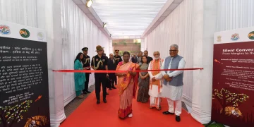 राष्ट्रपति ने “साइलेंट कन्वर्सेशन: फ्रॉम मार्जिन्स टू द सेंटर” कला प्रदर्शनी का उद्घाटन किया