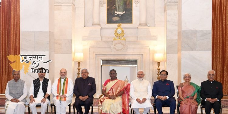 भारत के राष्ट्रपति भारत रत्न प्रदान करते हैं