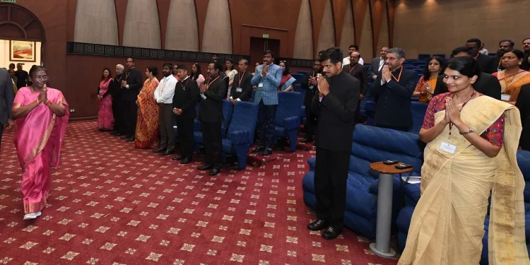 लाल बहादुर शास्त्री राष्ट्रीय प्रशासनिक अकादमी में 125वें प्रेरण प्रशिक्षण कार्यक्रम में भाग ले रहे राज्य सिविल सेवा अधिकारियों ने राष्ट्रपति श्रीमती द्रौपदी मुर्मु से भेंट की