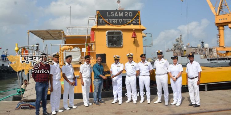 छठे गोलाबारूद सह टारपीडो सह मिसाइल बजरा, एलएसएएम 20 (यार्ड 130) की डिलीवरी