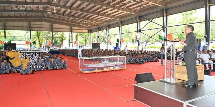 सीडीएस जनरल अनिल चौहान ने आईएनएस चिल्का का दौरा किया; अग्निवीर प्रशिक्षण का अवलोकन किया